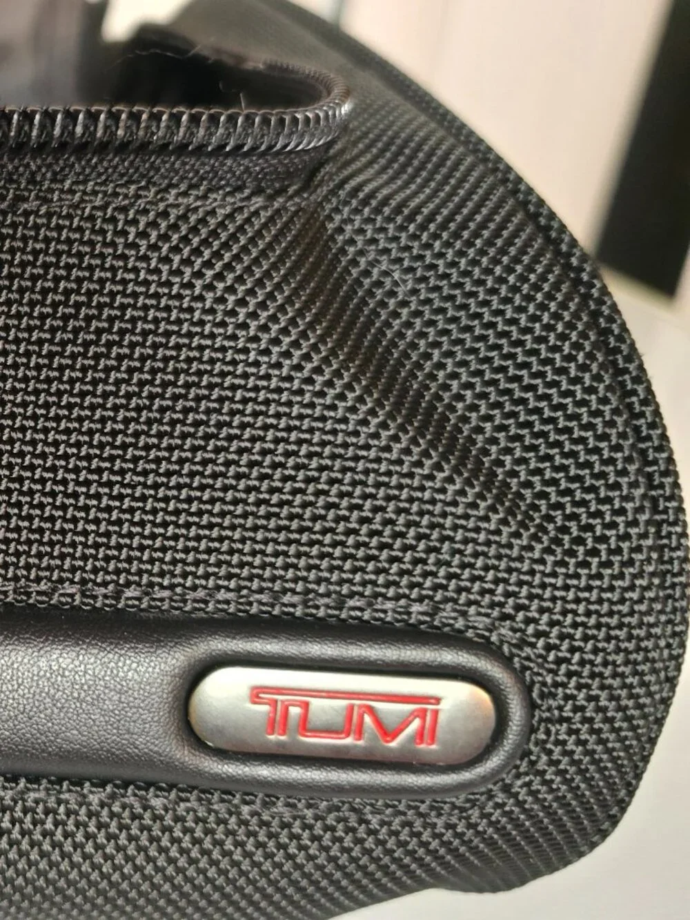 Authentic TUMI Alpha Travel Kit, style 22190D4 black pre-owned good